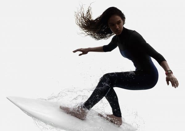 Mulher surfando com o Apple Watch Series 3 (GPS + Cellular)
