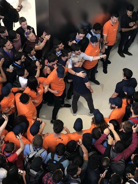 Bolsistas da WWDC18 com Tim Cook