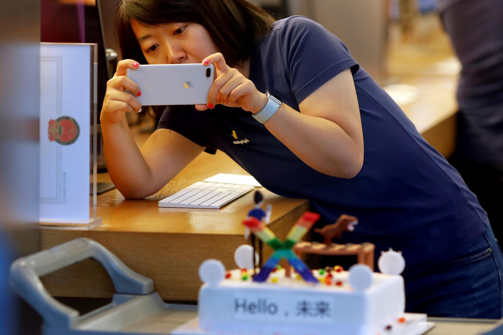Japonesa tirando foto com um iPhone X
