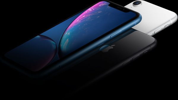 iPhone Xr em algumas cores sobre fundo preto