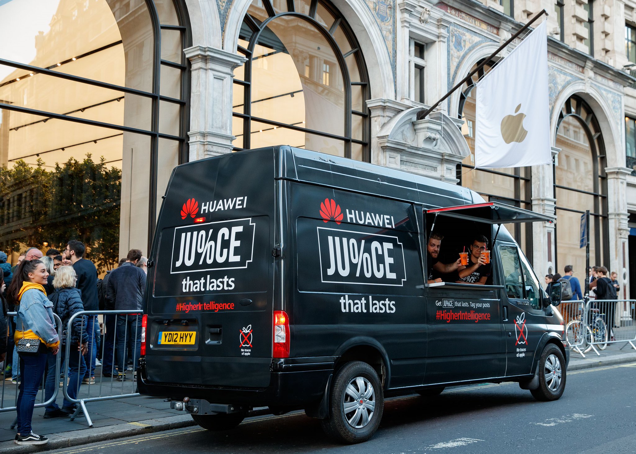 Van da Huawei em frente a Apple Store em Londres