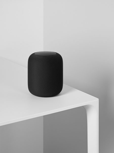 HomePod preto no canto de uma mesa branca