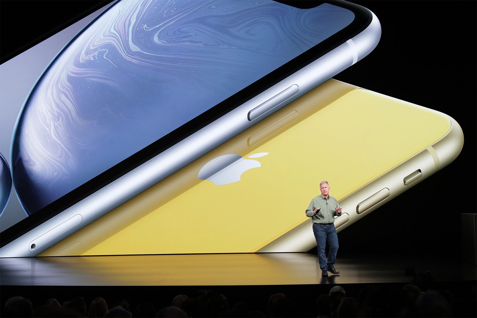 Phil Schiller apresentando o iPhone Xr amarelo