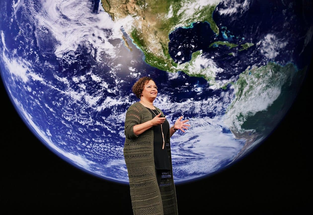 Lisa Jackson em keynote da Apple com o planeta Terra atrás