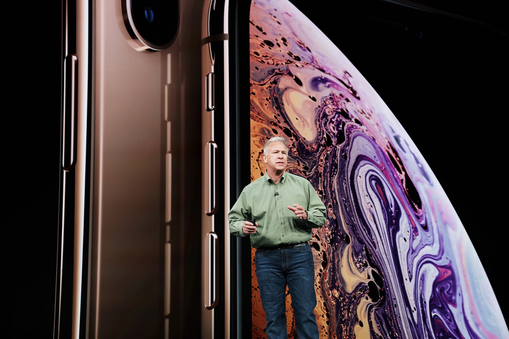 Phil Schiller apresentando o iPhone Xs dourado
