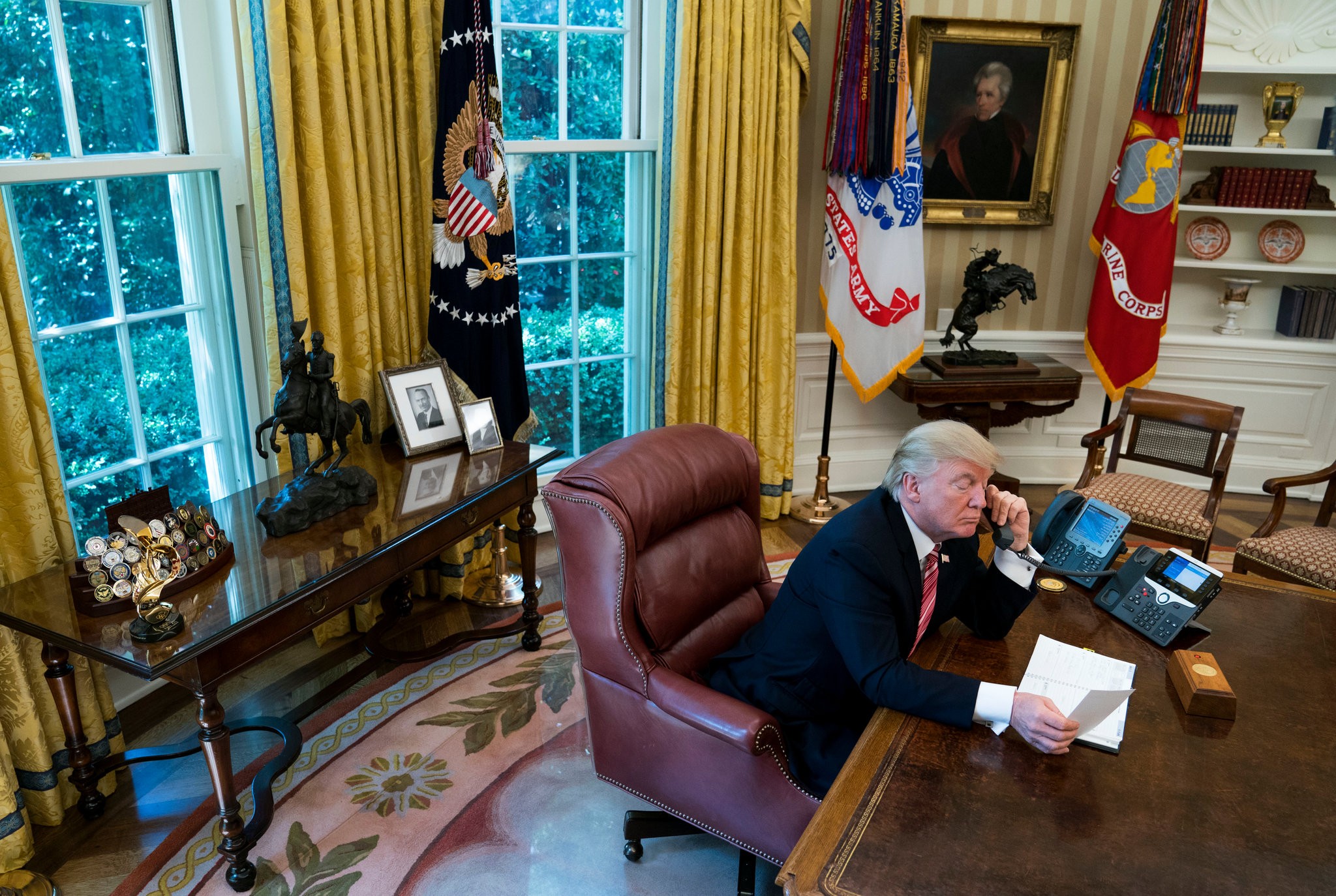 Donald Trump usando o telefone na Casa Branca