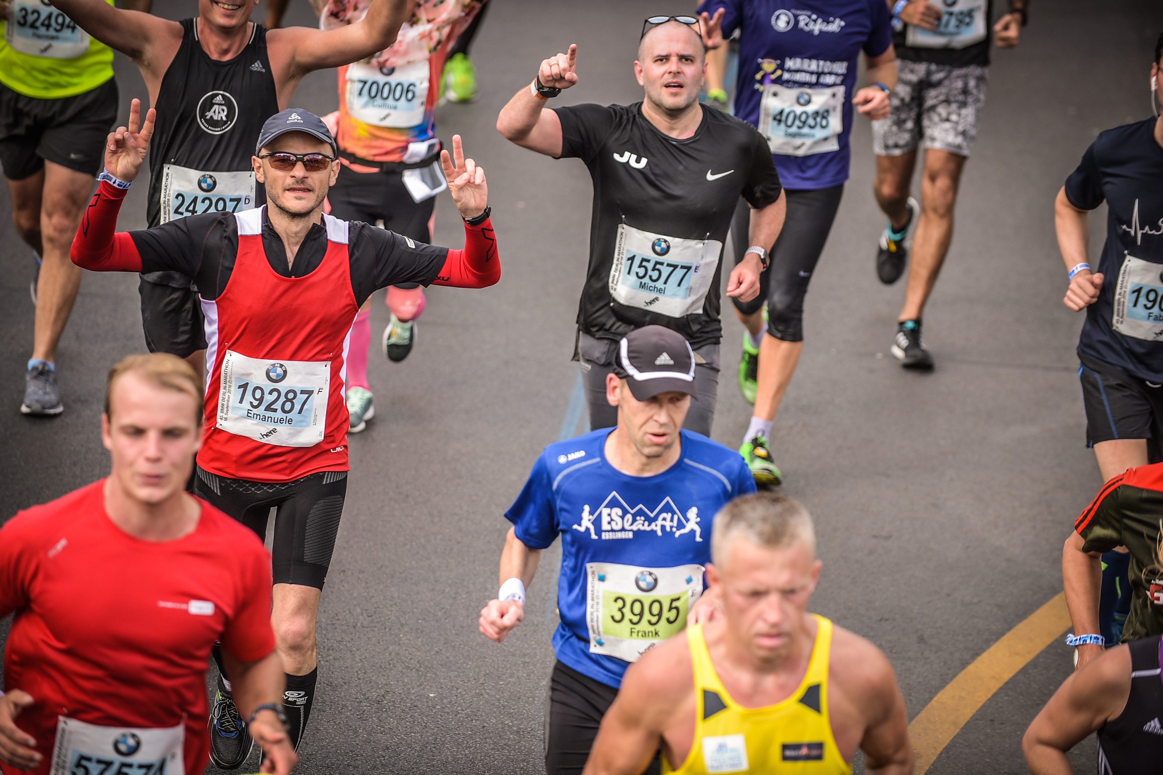Michel correndo uma maratona com um Garmin e um Apple Watch