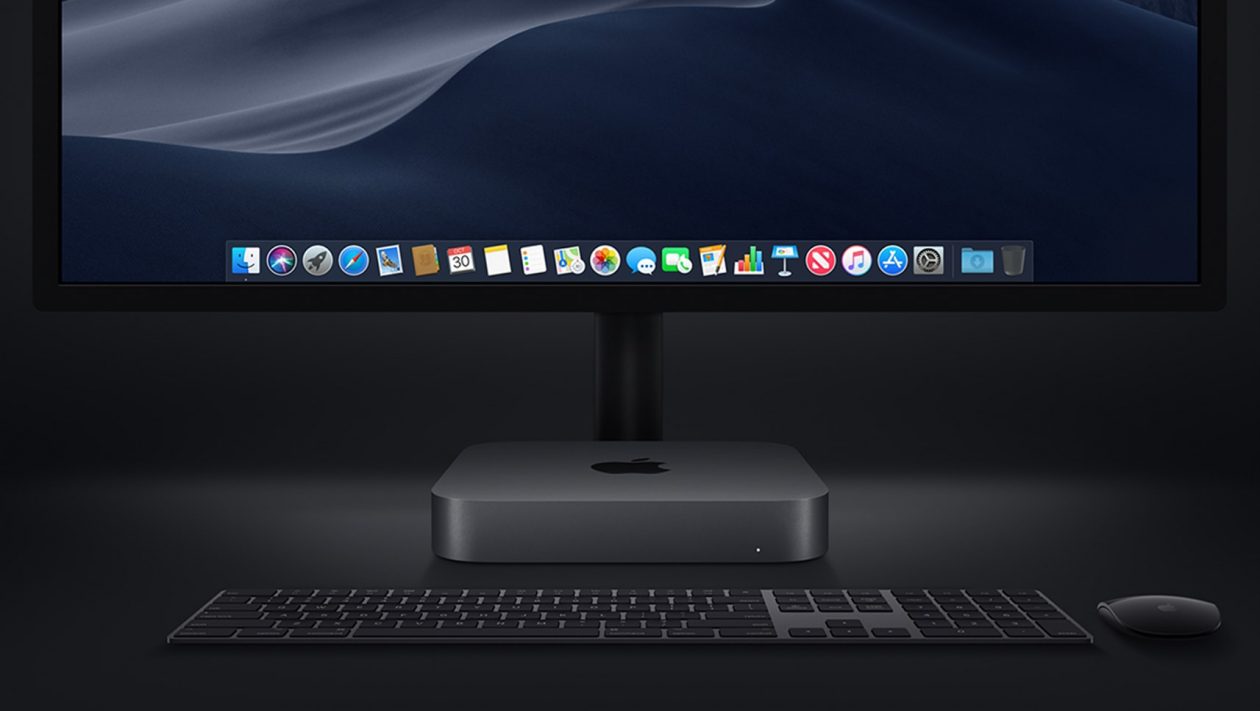 Mac mini cinza espacial com teclado, mouse e monitor pretos