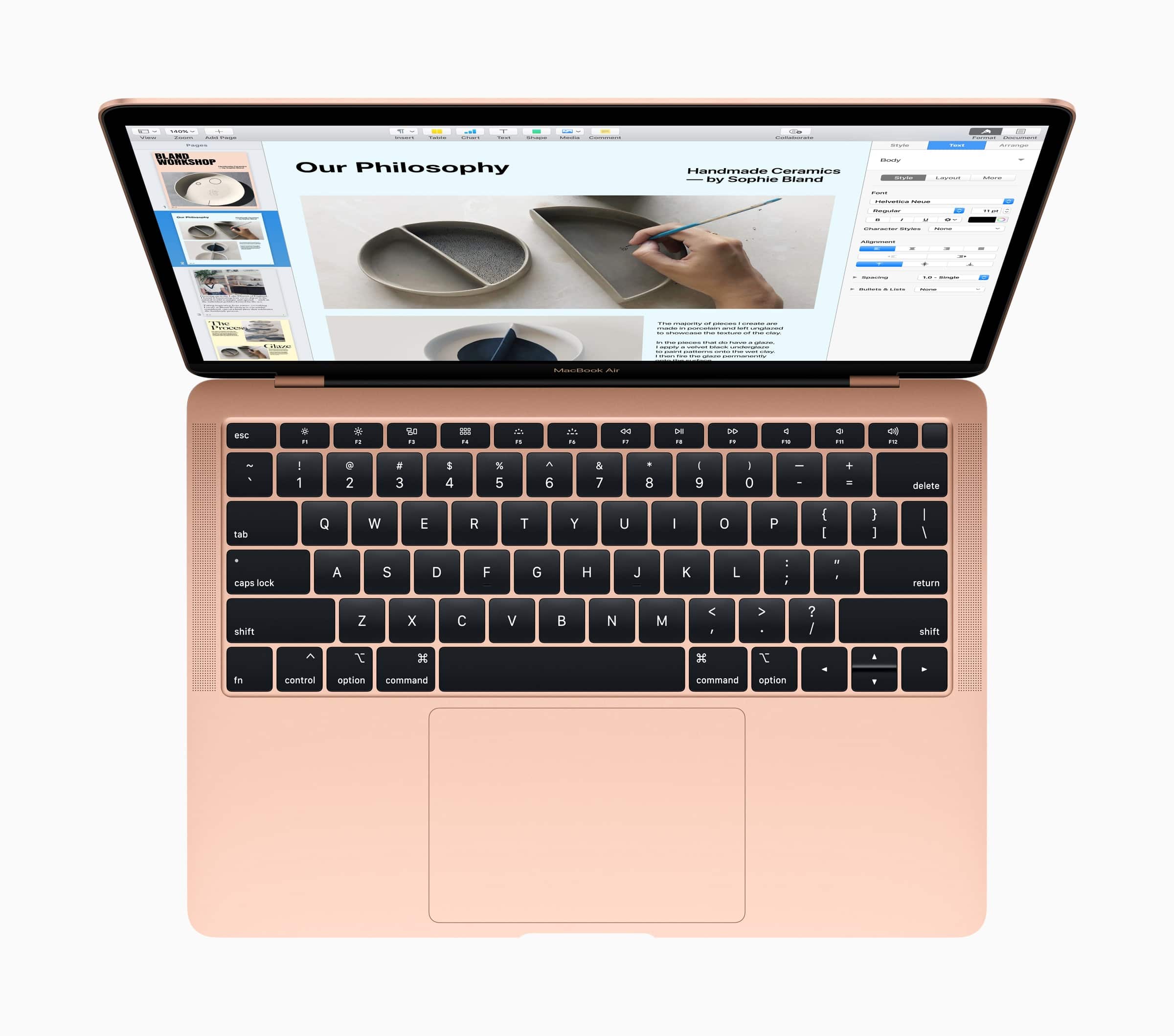 Novo MacBook Air dourado de cima com o teclado