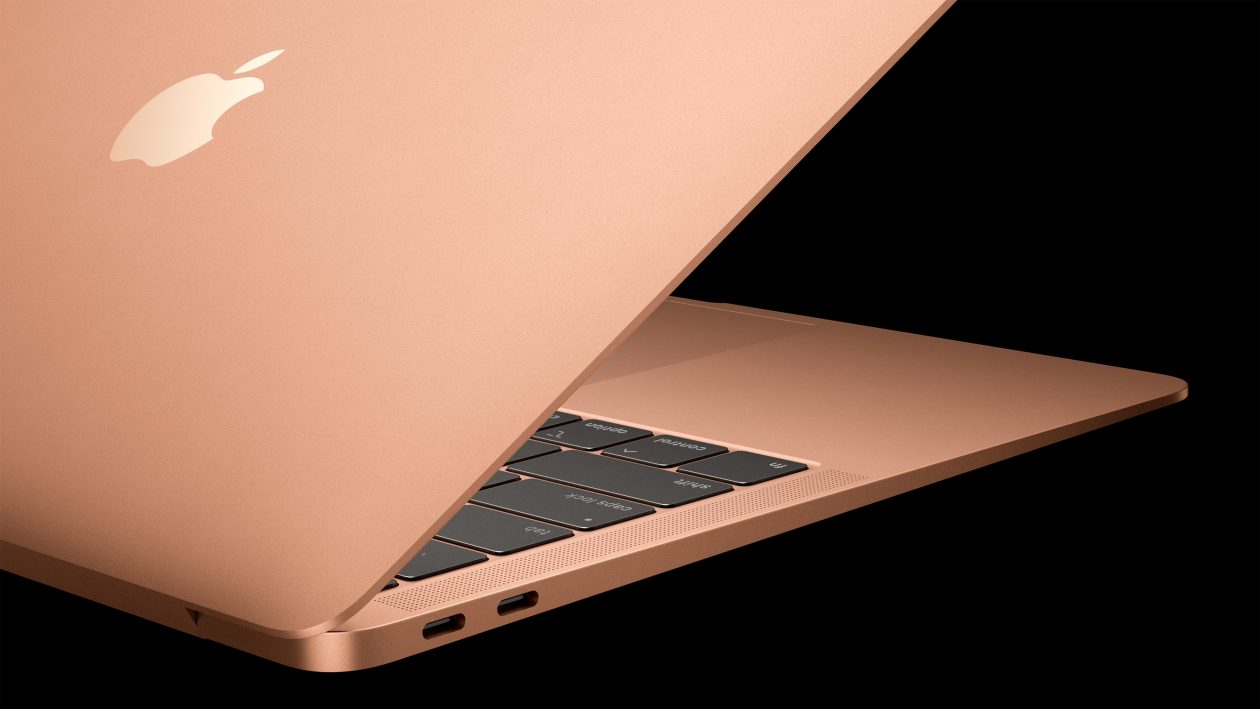 Novo MacBook Air dourado de lado com suas portas Thunderbolt 3