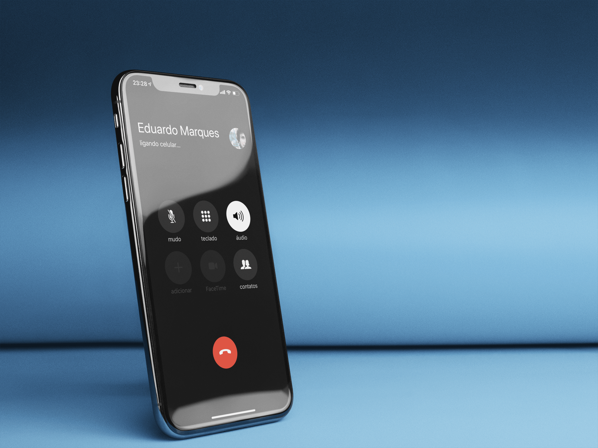 iPhone em ligação com o viva-voz ativado