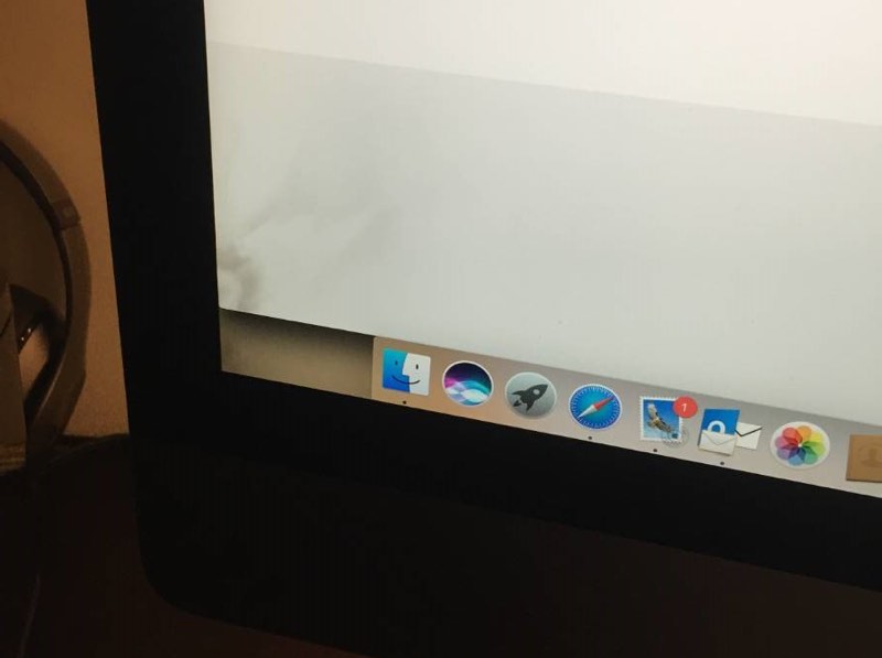 Poeira presa na tela de um Mac