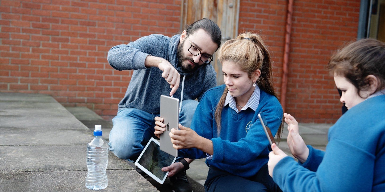 Empregado da Apple faz trabalho voluntário em escola em Cork, Irlanda