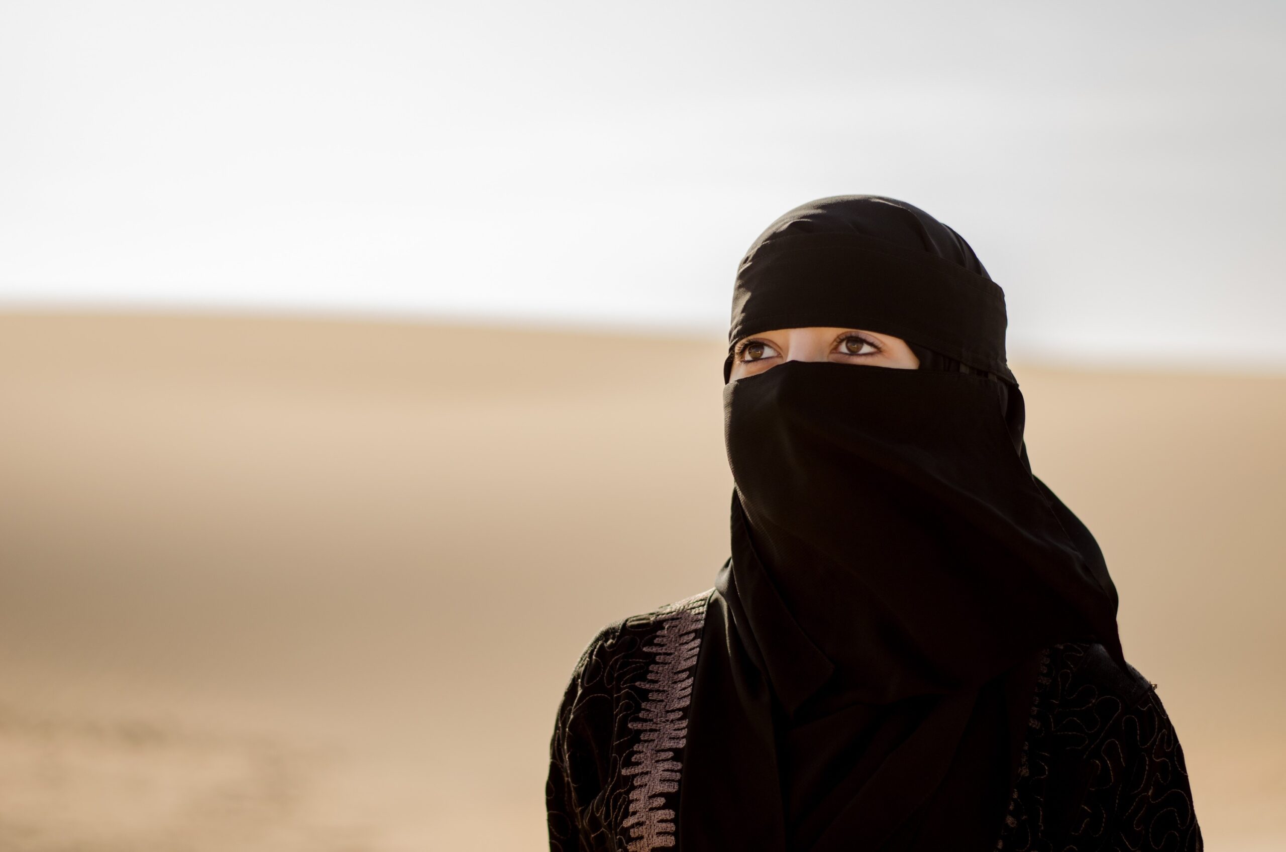 Retrato de uma mulher da Arábia Saudita no deserto