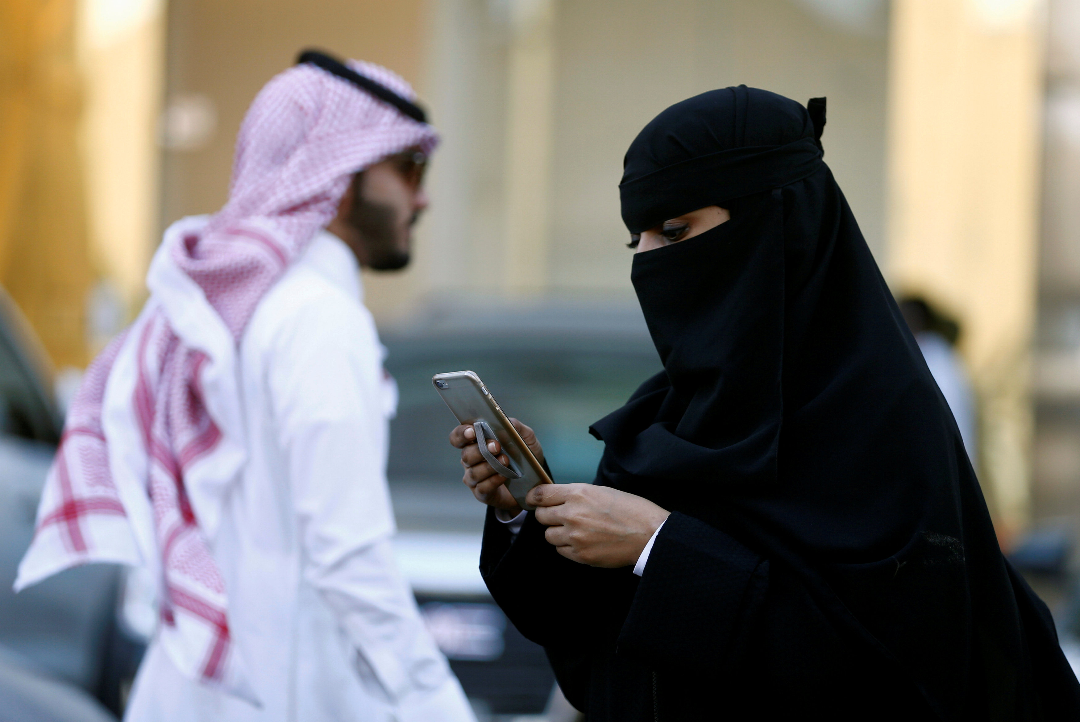 Mulher saudita usando iPhone