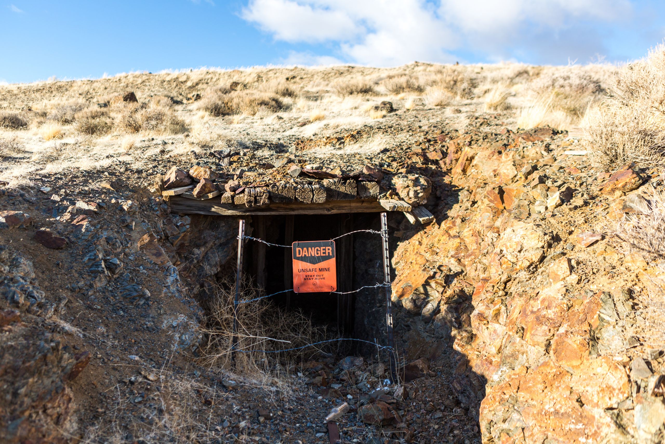 Aviso em entrada de mina