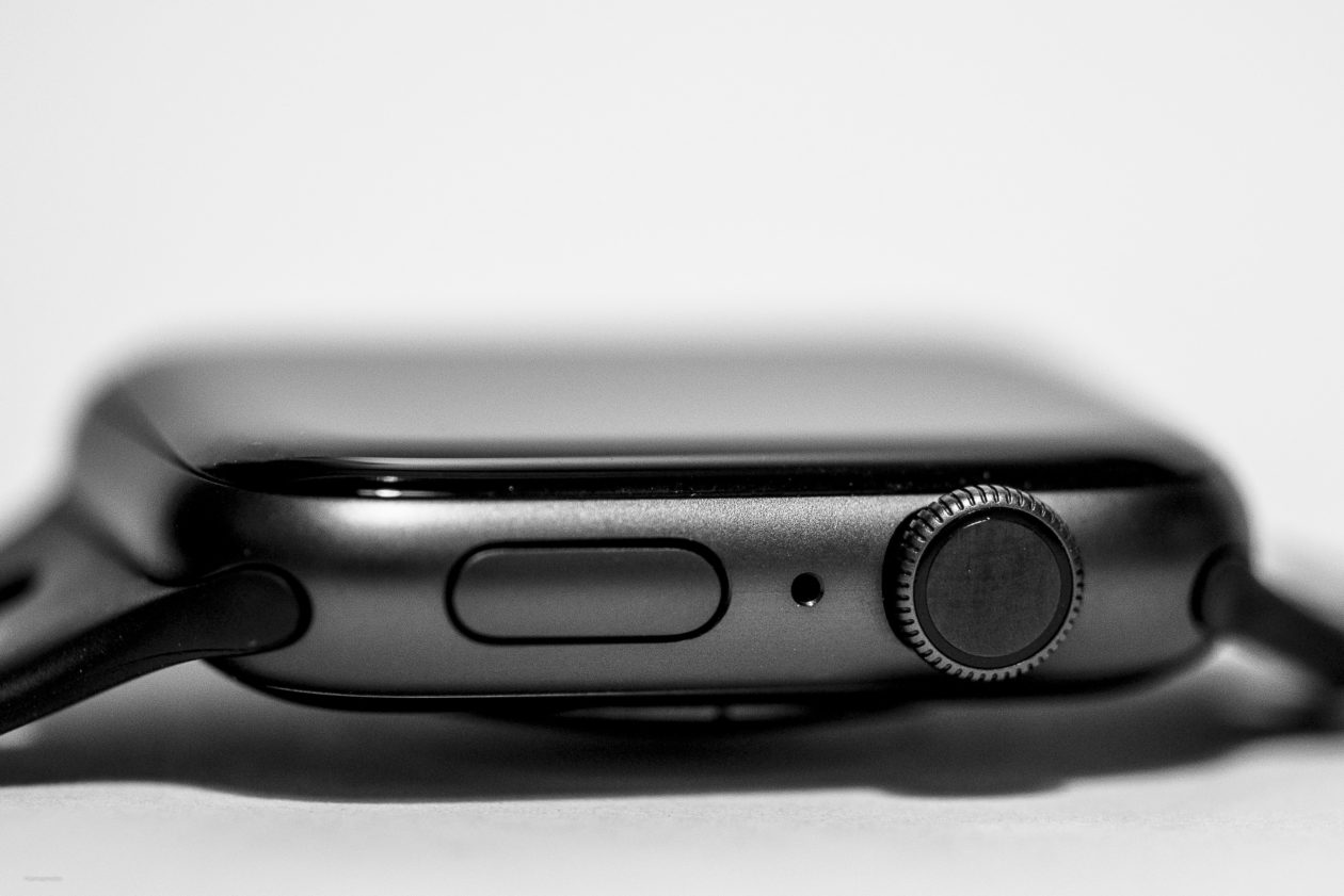 Apple Watch Series 4 de lado com a sua Digital Crown