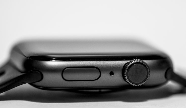 Apple Watch Series 4 de lado com a sua Digital Crown
