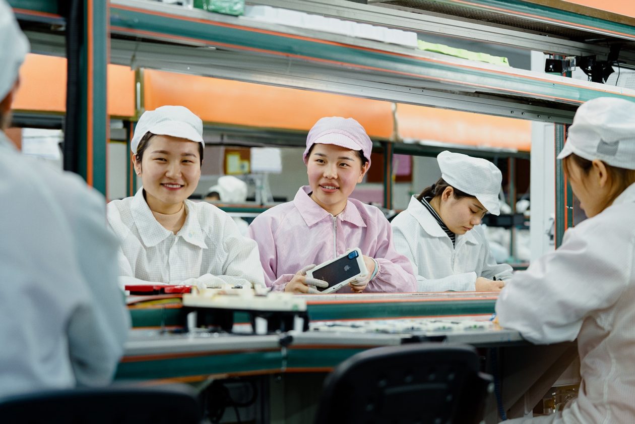 Trabalhadoras numa fornecedora da Apple na China