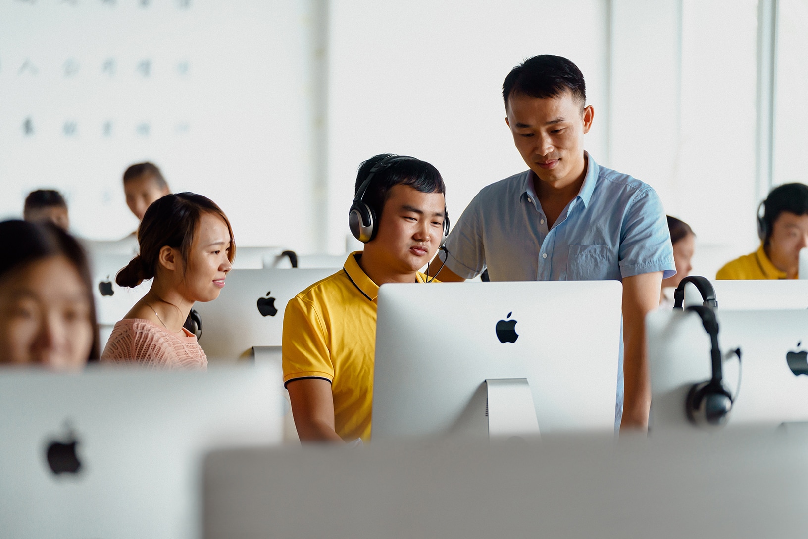 Empregados de fornecedoras da Apple em programa educacional da Maçã