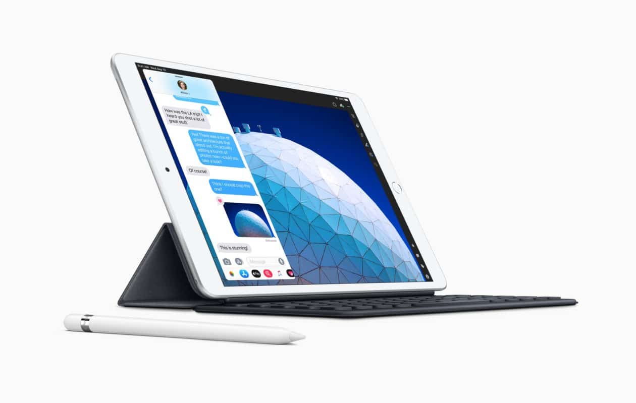 iPad Air de lado com Smart Keyboard e o Apple Pencil sobre a mesa
