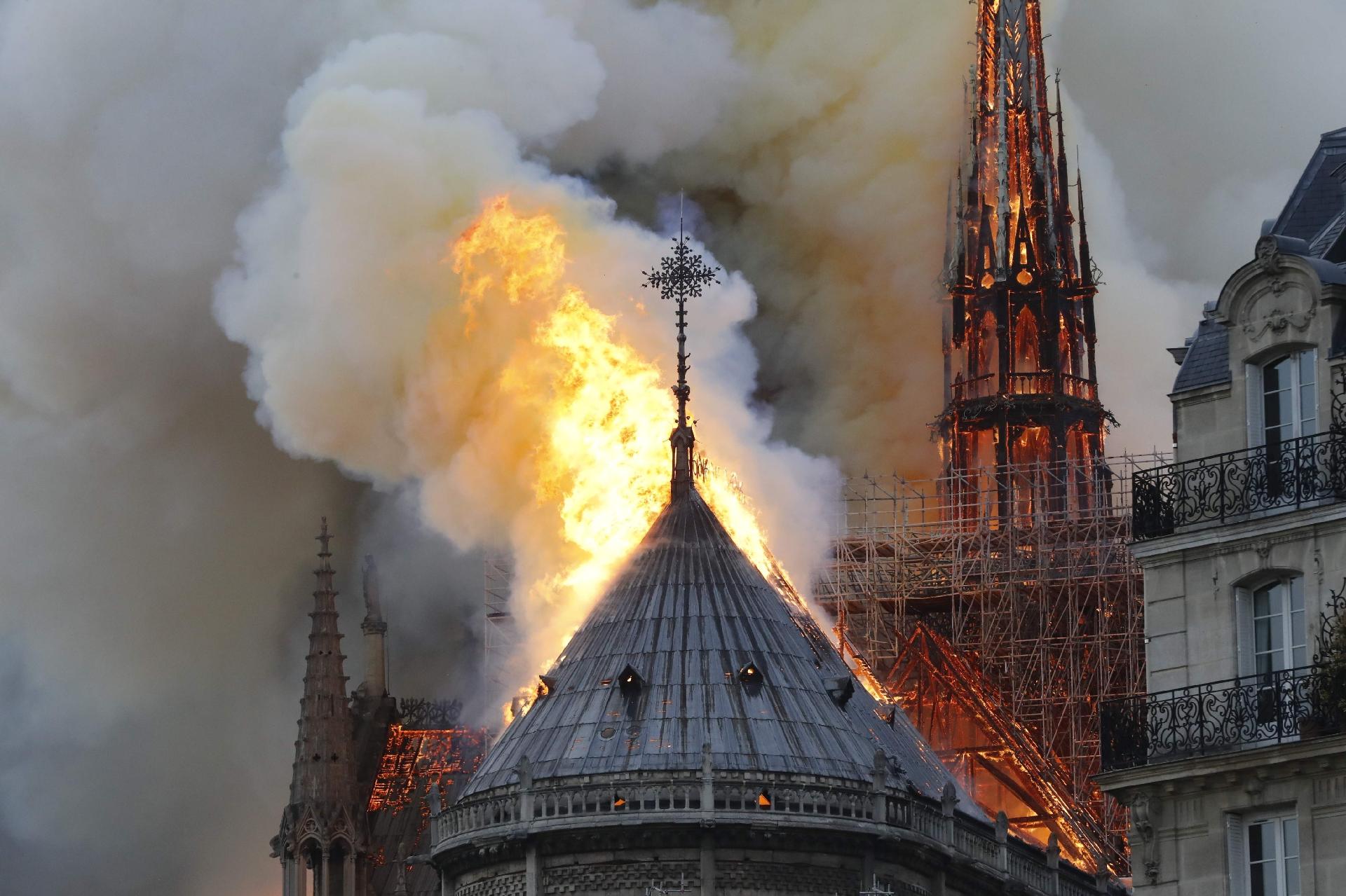 Fogo na Catedral de Notre-Dame