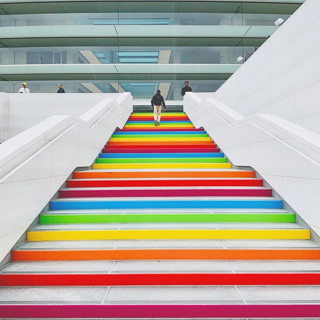 Apple Park decorado com as cores do arco-íris para inauguração e homenagem a Steve Jobs