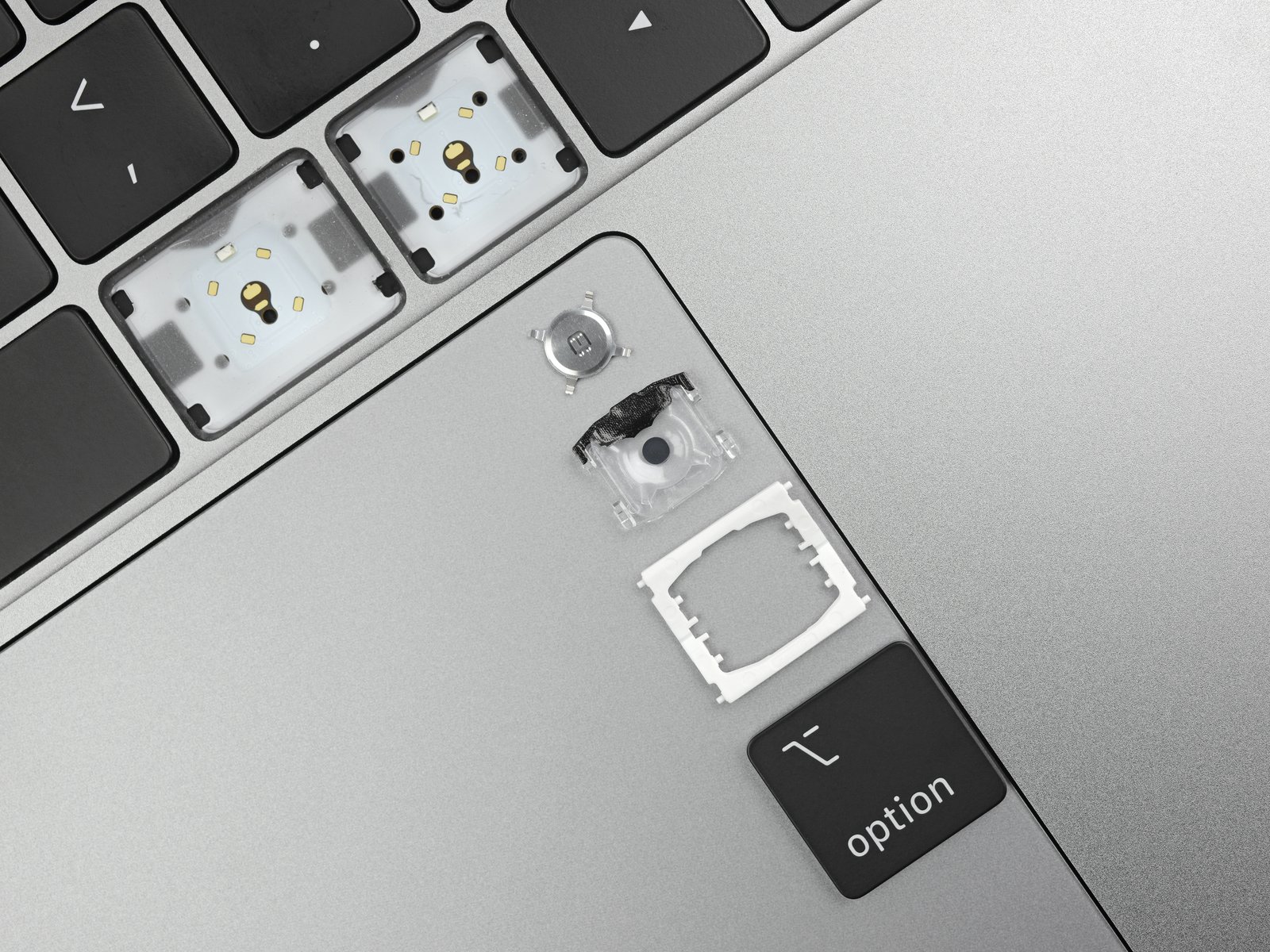 Teclado borboleta do novo MacBook Pro desmontado pela iFixit