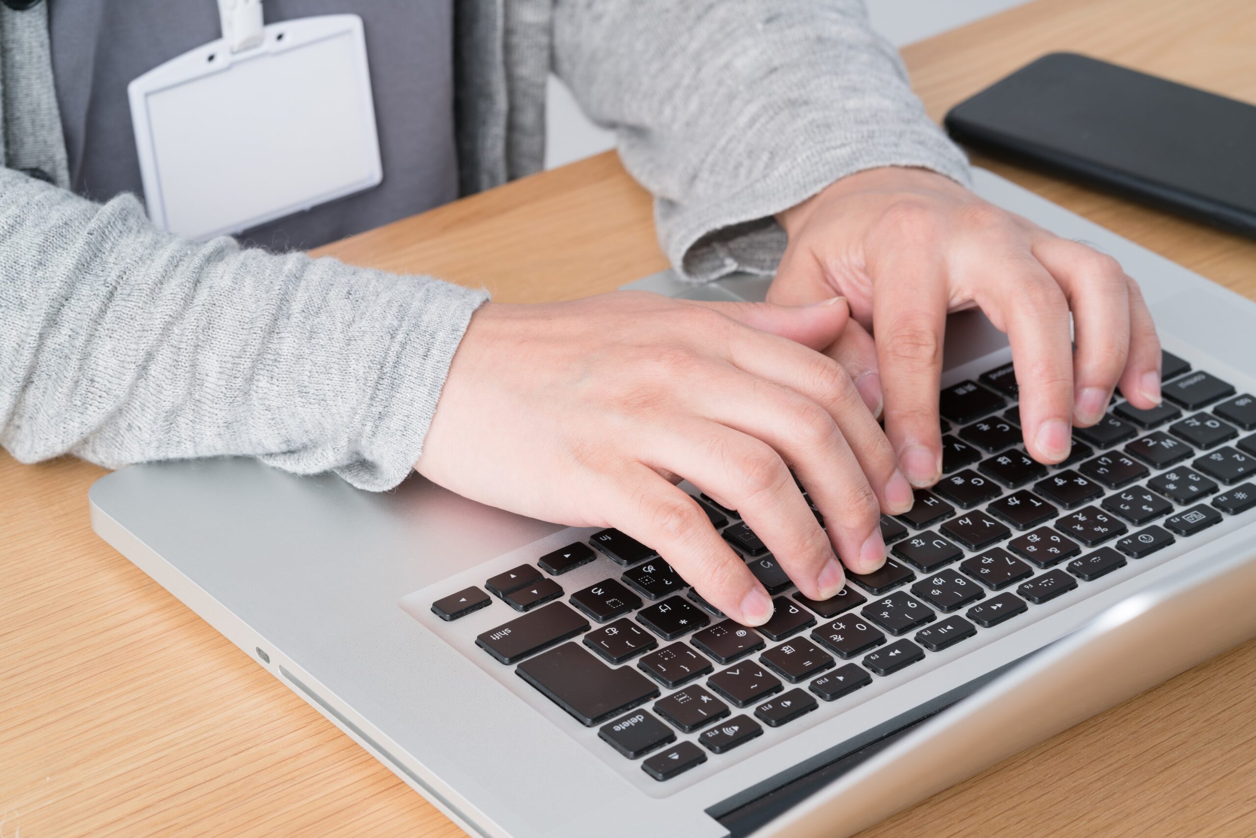 Homem digitando em MacBook Pro