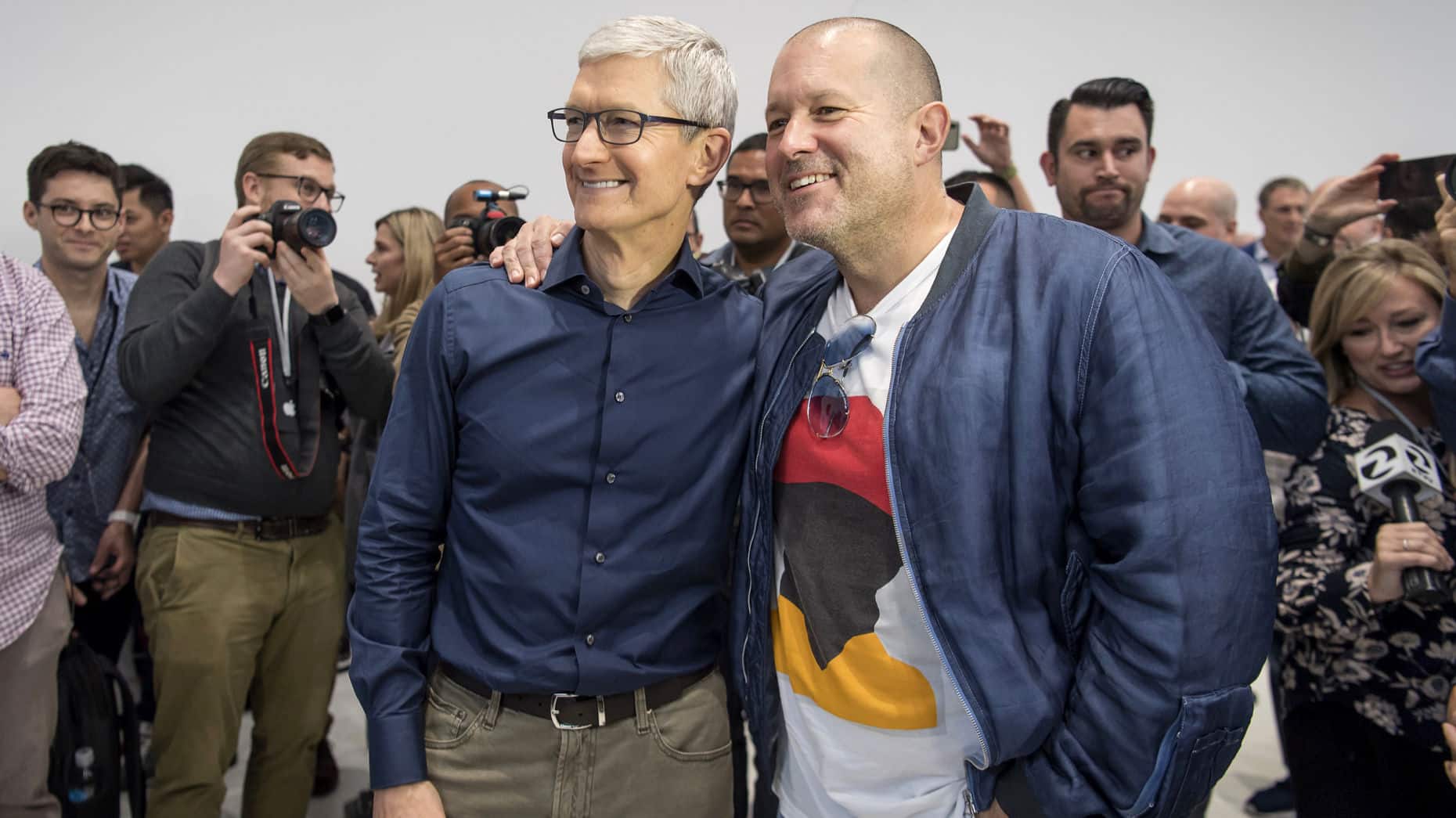 Tim Cook e Jony Ive em evento da Apple