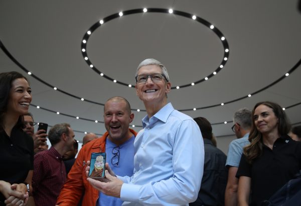 Jony Ive e Tim Cook no lançamento do iPhone X