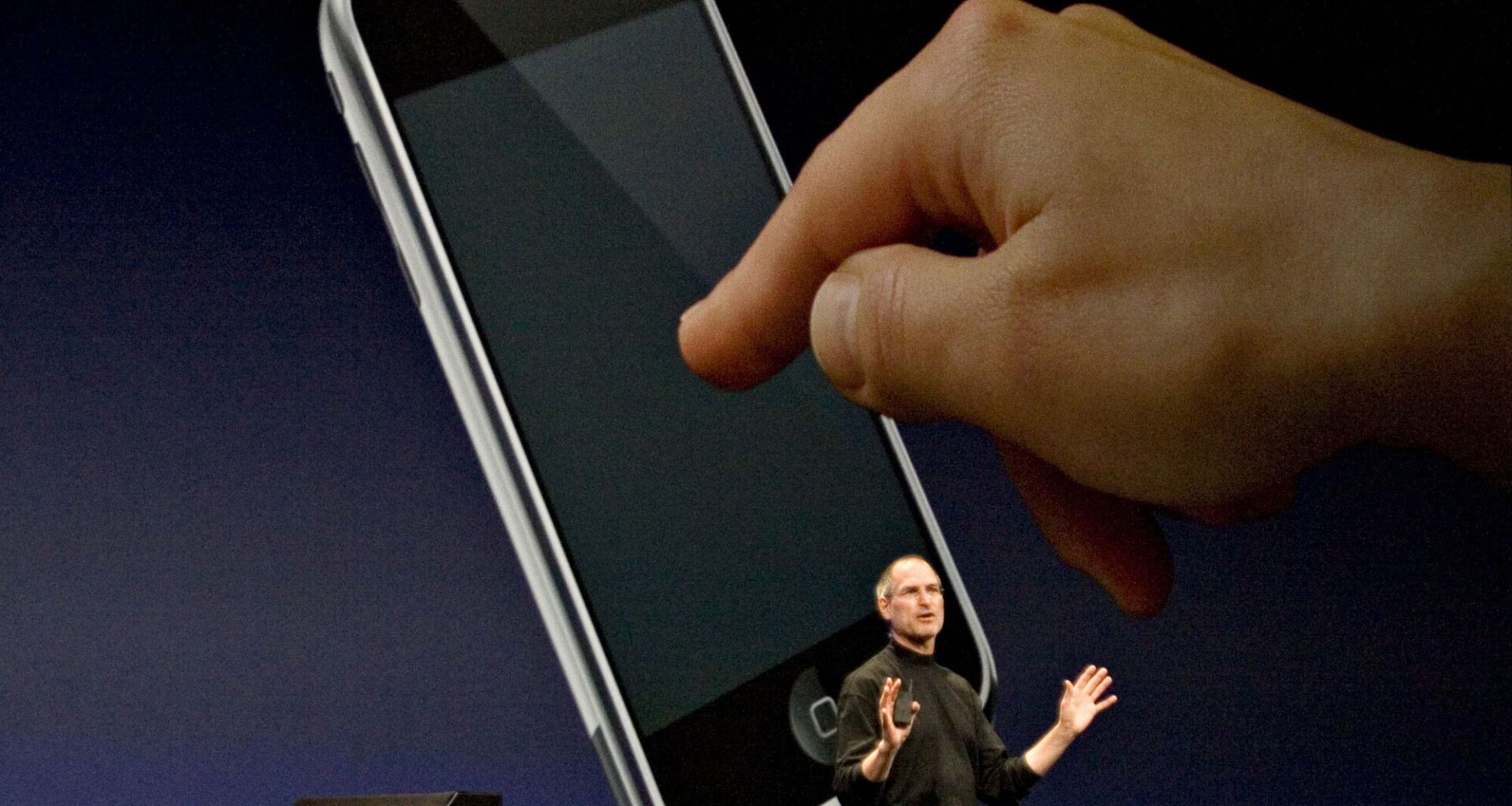 Steve Jobs apresentando o iPhone a sua tela sensível ao toque, em 2007