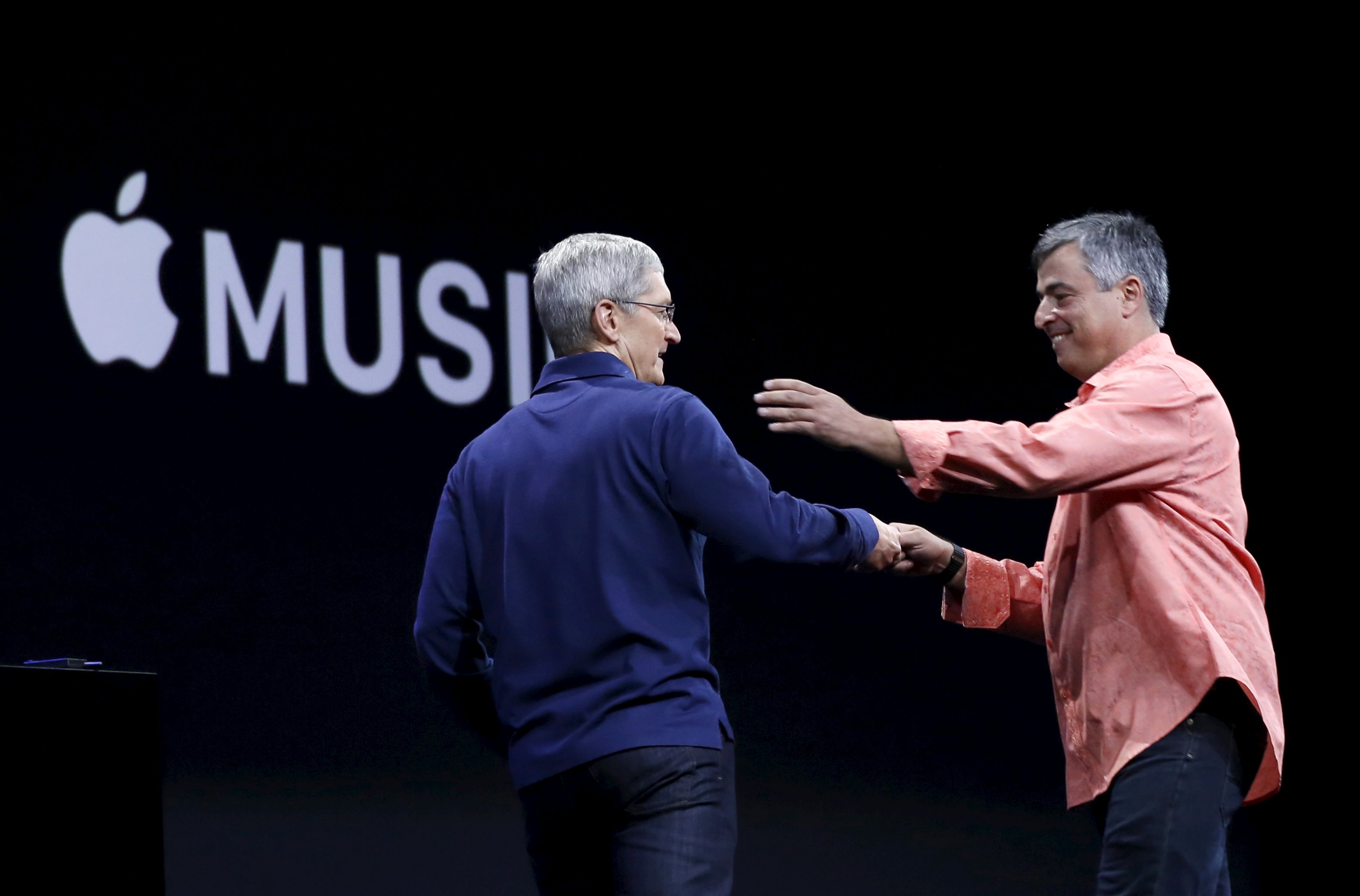 Tim Cook e Eddy Cue em keynote do Apple Music (2015)