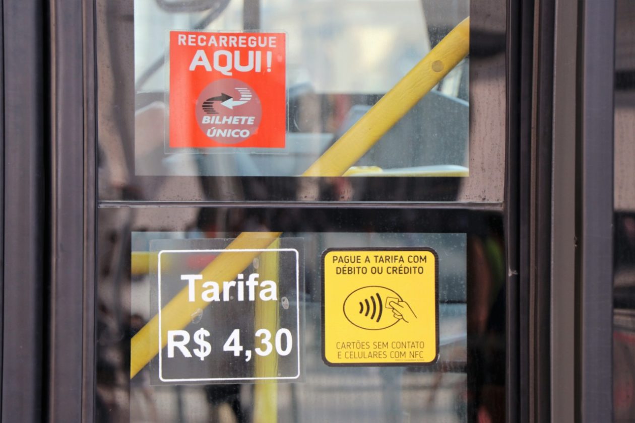 Ônibus de São Paulo com pagamento de passagens via Apple Pay ou outros meios contactless