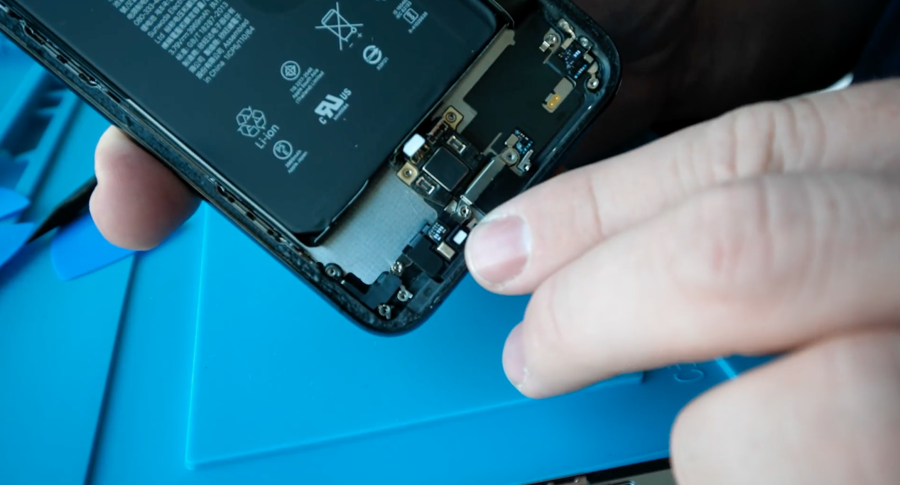 Scotty Allen tenta colocar porta USB-C no iPhone 11 Pro