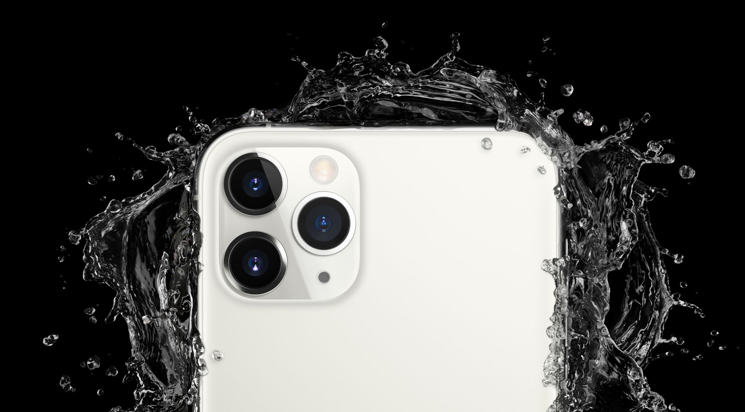 iPhone 11 Pro Max prateado com água explodindo à sua volta