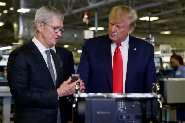Cook e Trump em fábrica do Mac Pro nos EUA