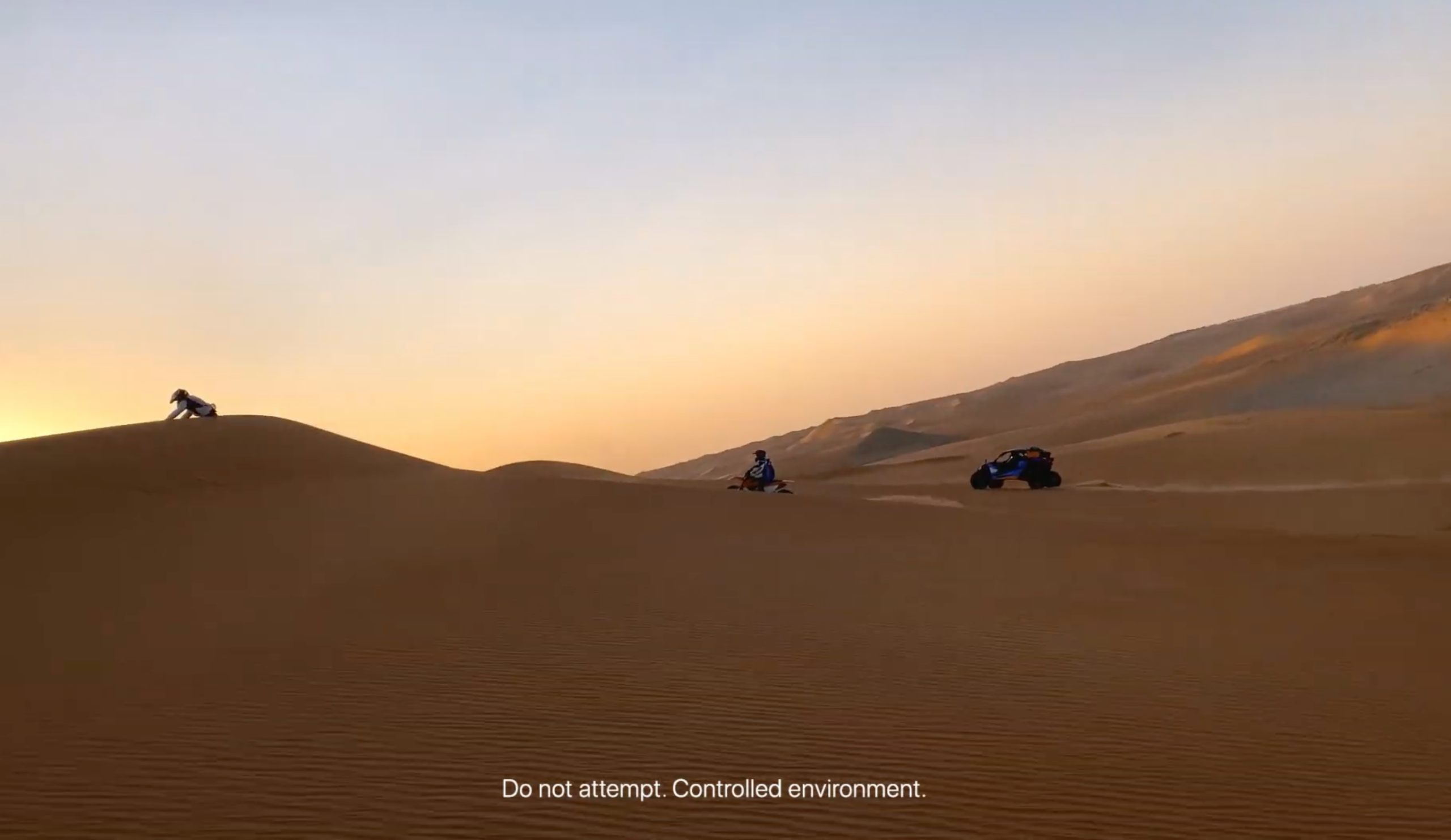 Vídeo da série "Filmado com iPhone" no deserto da Arábia Saudita