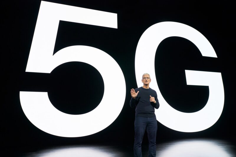 Tim Cook apresentando os primeiros iPhones com conectividade 5G