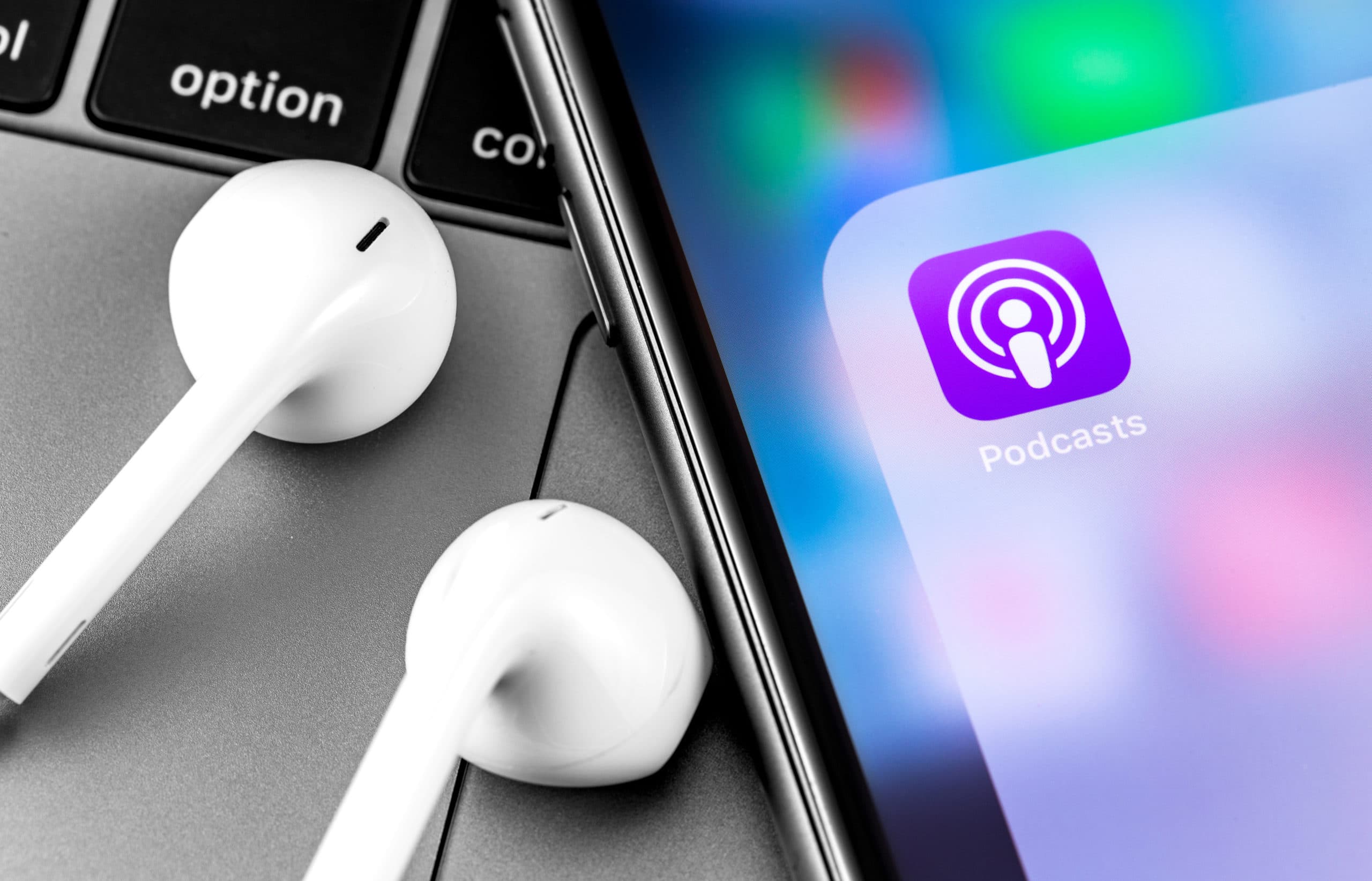 AirPods com iPhone e ícone de Podcasts