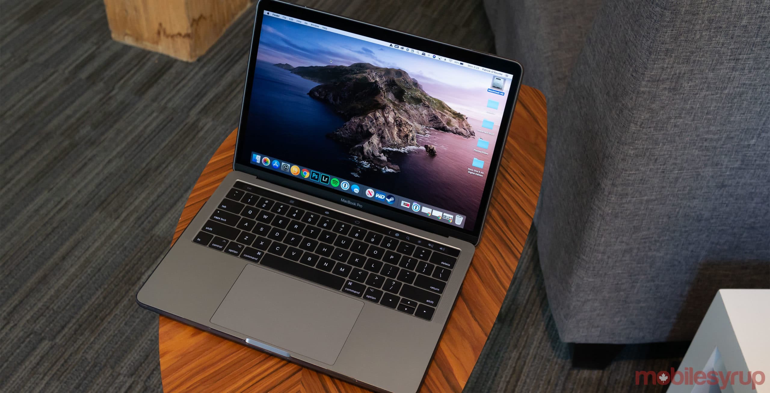 MacBook Pro sobre mesinha