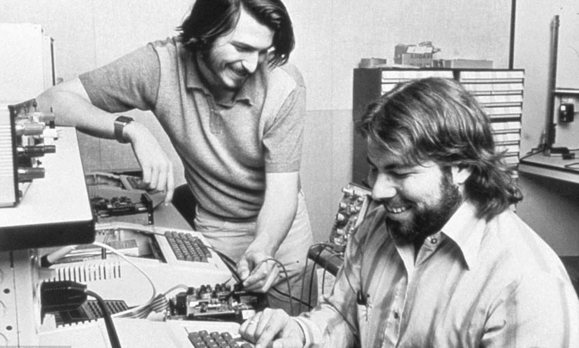Foto clássica dos Steves Wozniak (Woz) e Jobs