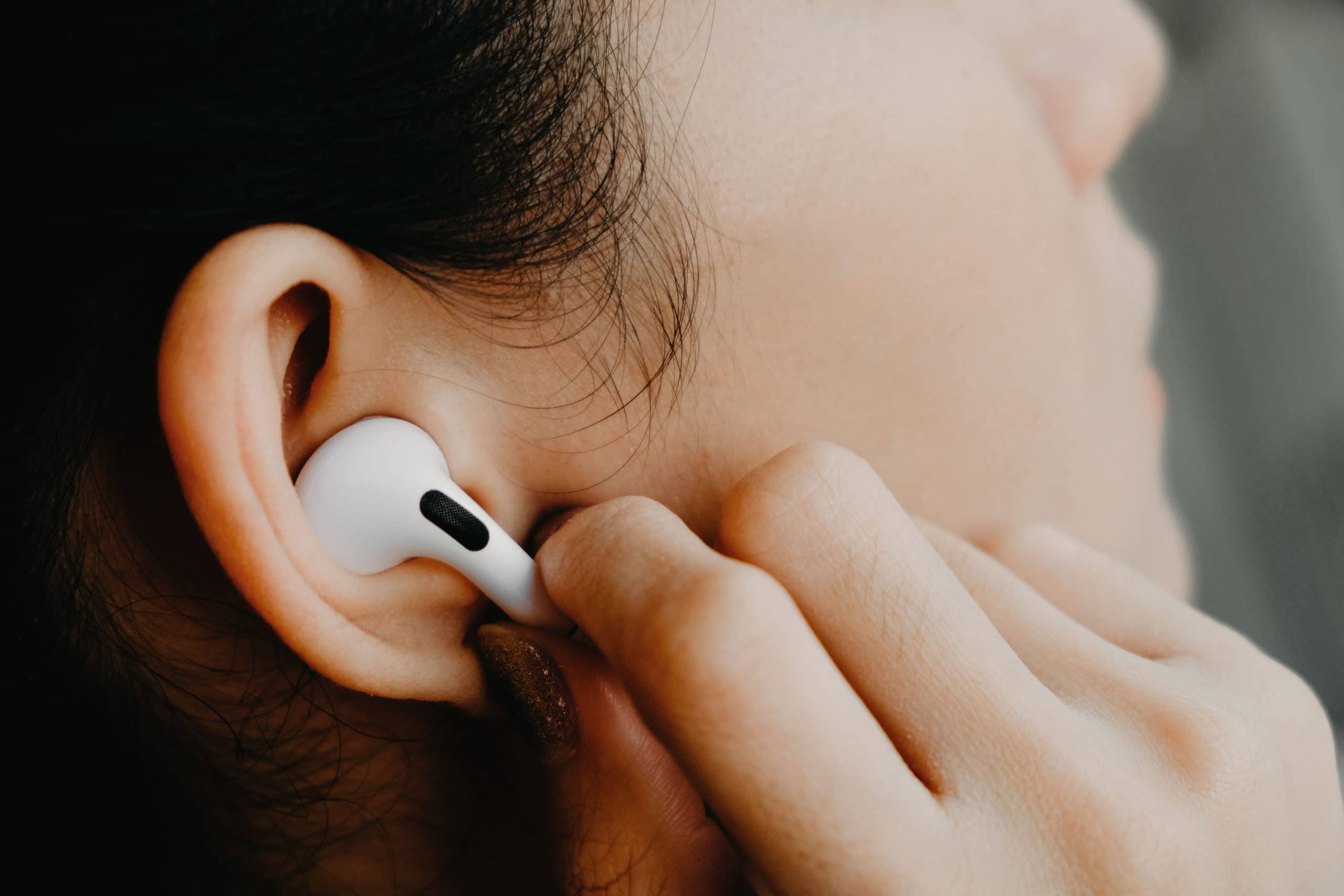 Mulher colocando AirPods Pro na orelha