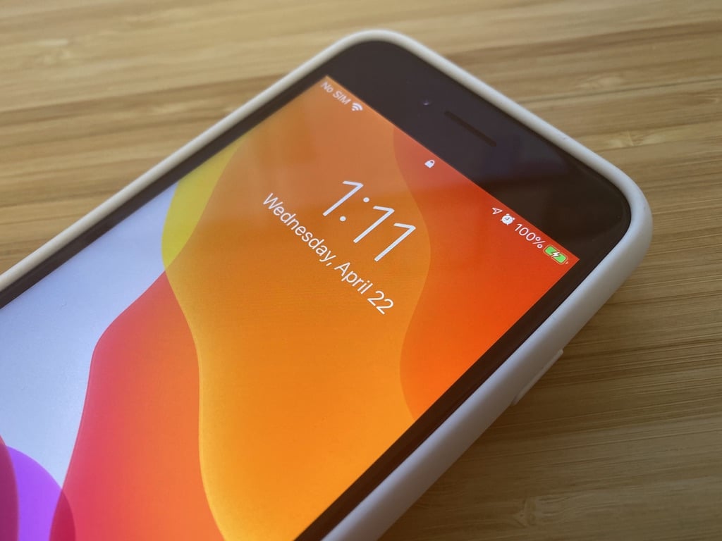 iPhone SE usando uma Smart Battery Case para iPhone 7