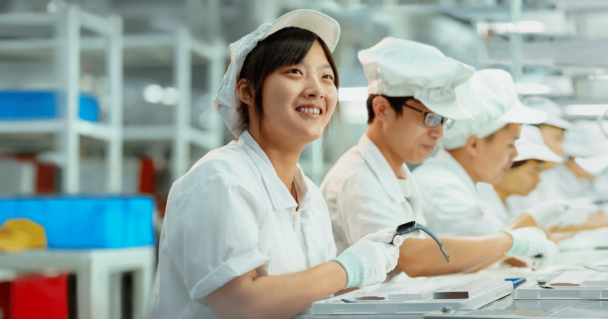 Trabalhadora em fábrica de fornecedora da Apple