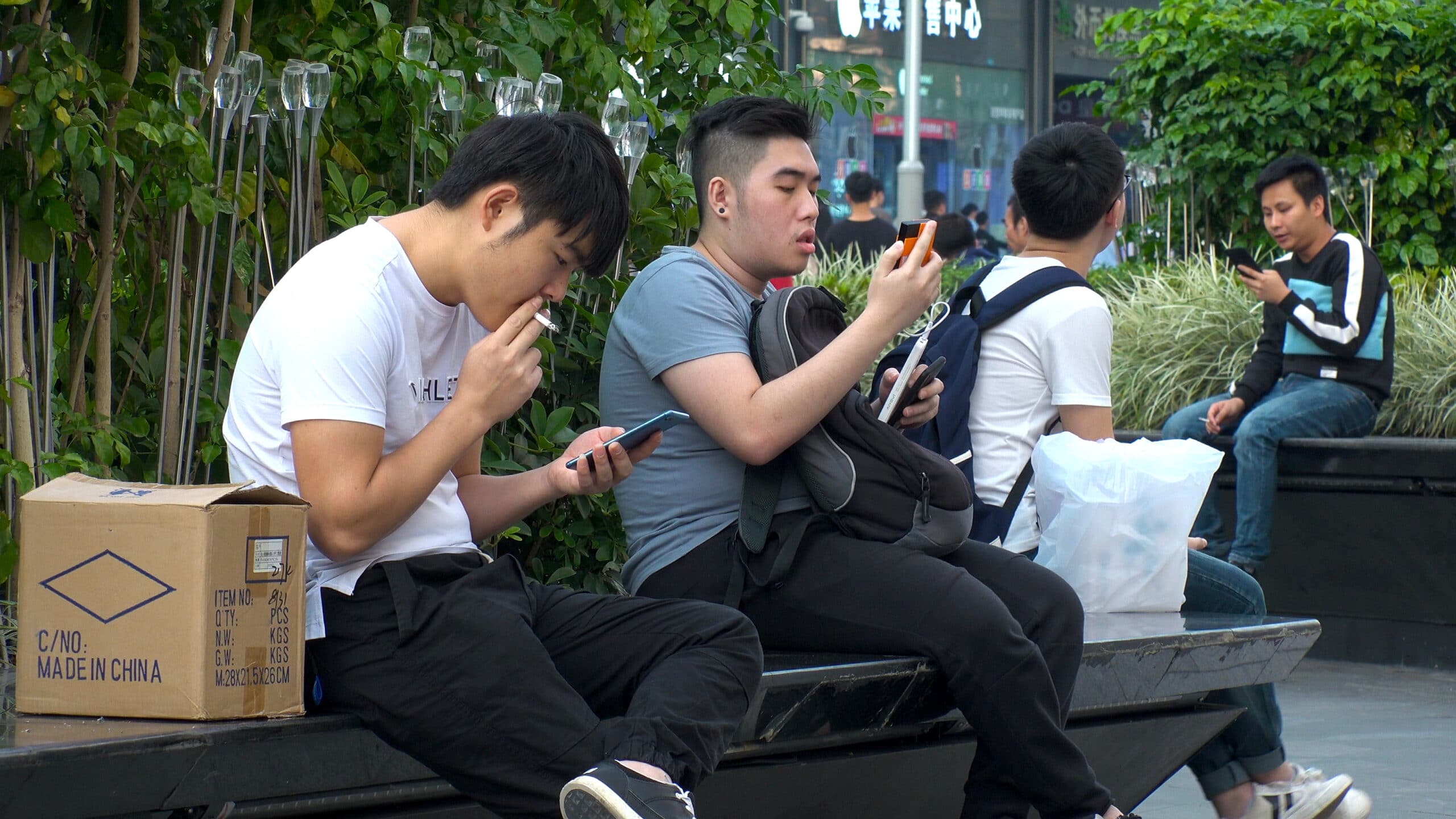 Chineses usando smartphones