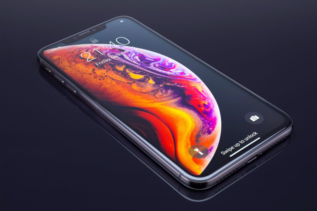 iPhone XS Max inclinado sobre um fundo preto