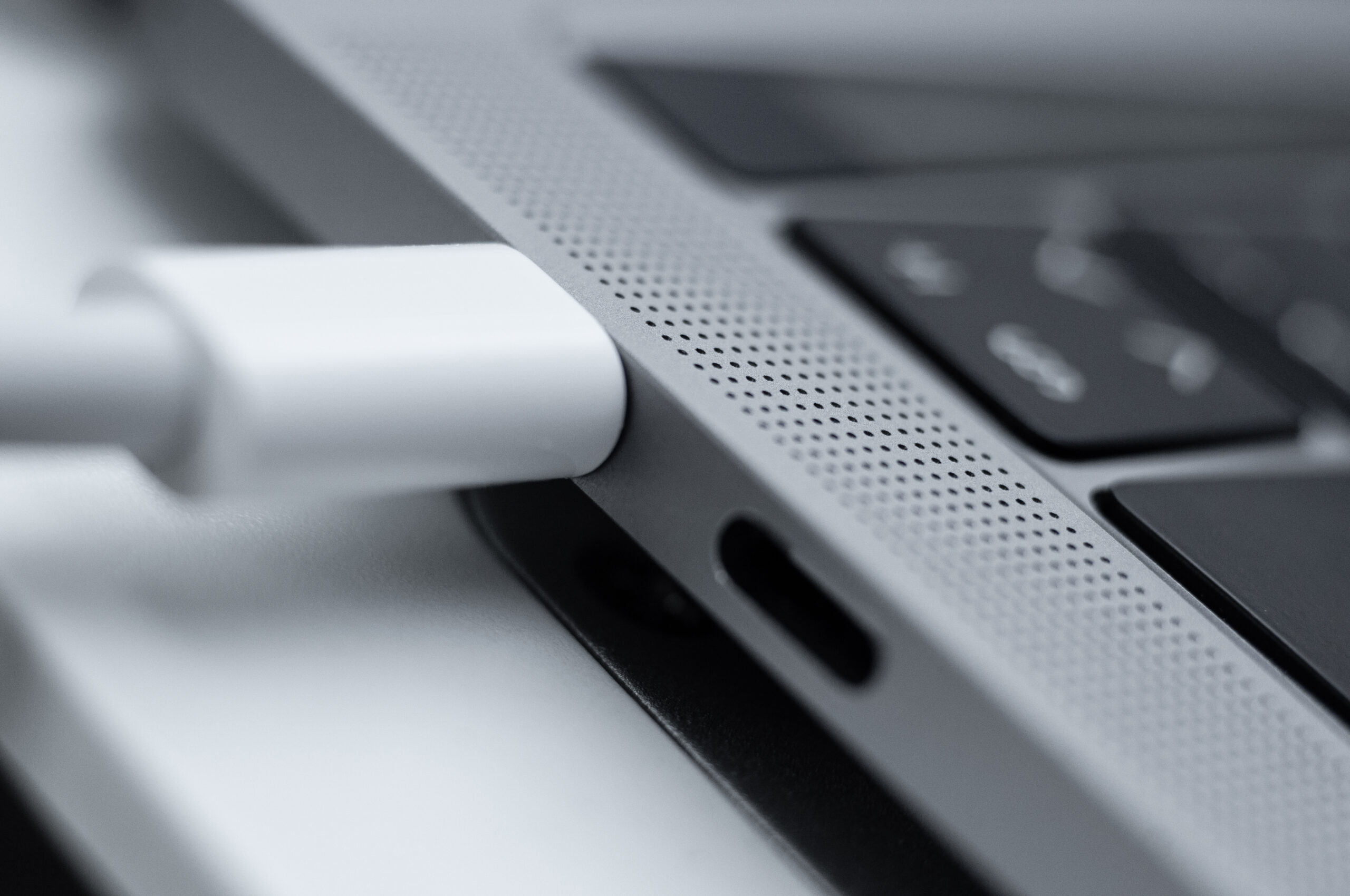 MacBook Pro recarregando com cabo USB-C