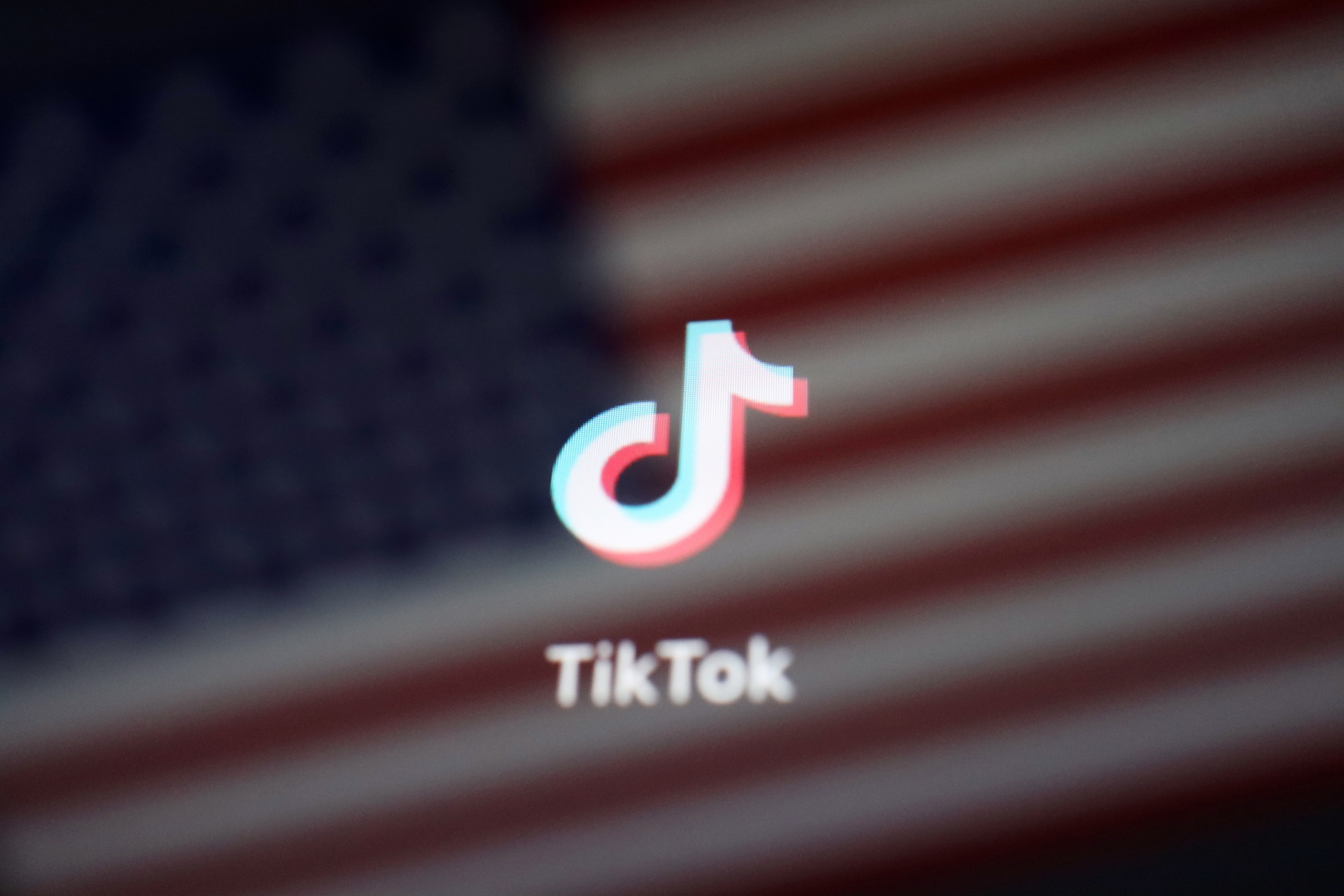 TikTok e bandeira dos EUA