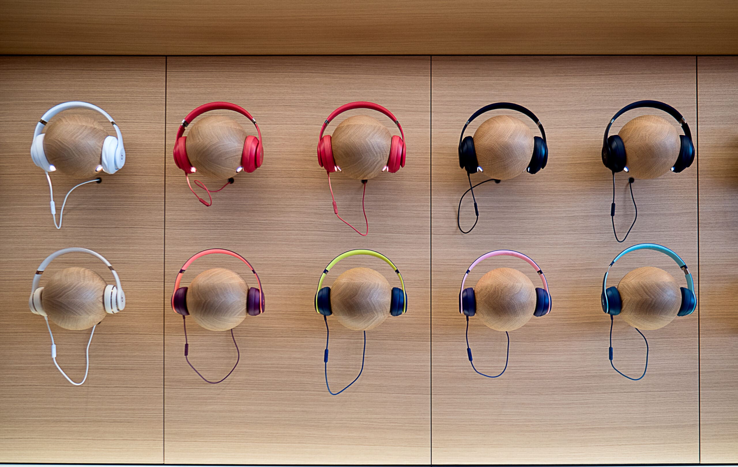 Fones de ouvido numa Apple Store